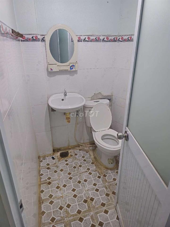 Cho thuê nhà 1 trệt 1 lầu 3 phòng ngủ sạch sẽ, hẻm huỳnh tấn phát