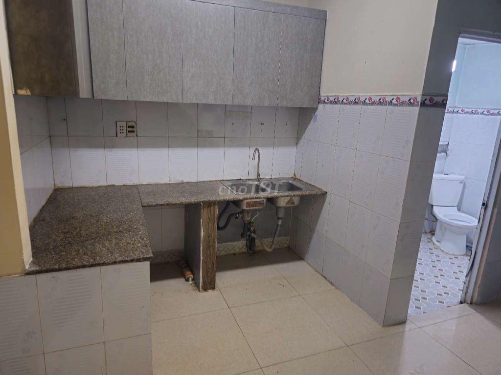 Cho thuê nhà 1 trệt 1 lầu 3 phòng ngủ sạch sẽ, hẻm huỳnh tấn phát