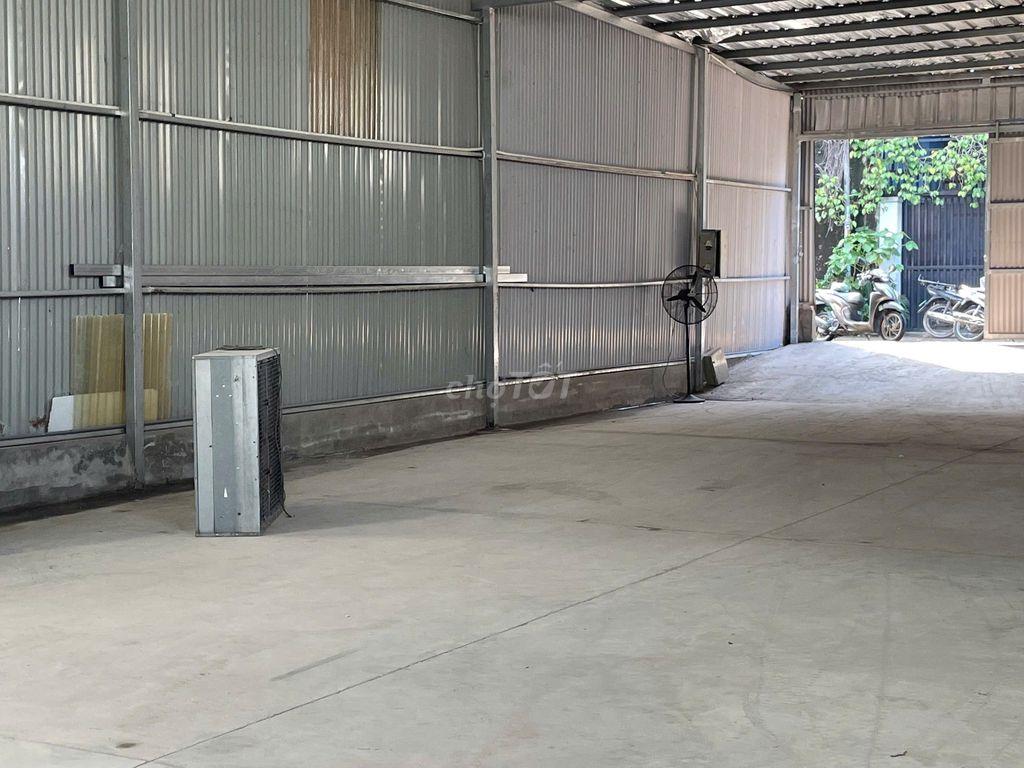 Cho thuê kho 10 x 30m, Giá 11tr/ tháng, Gần Ngã 4 CHiêu Liêu