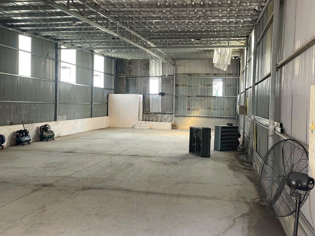 Cho thuê kho 10 x 30m, Giá 11tr/ tháng, Gần Ngã 4 CHiêu Liêu