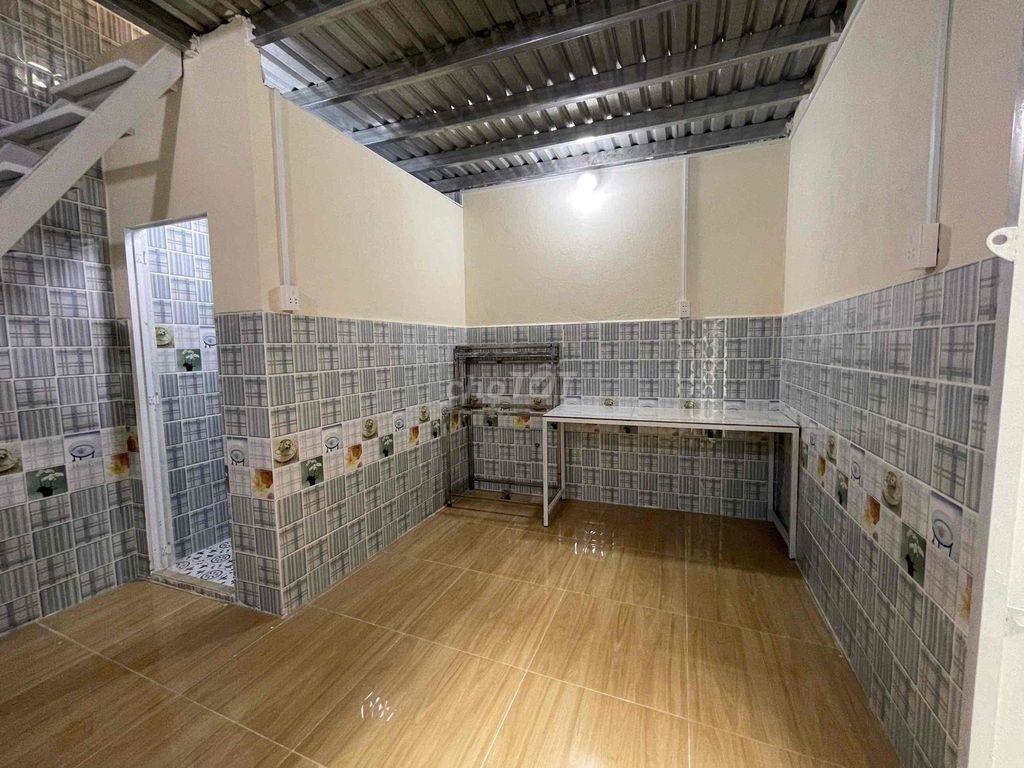 Nhà nhỏ 4x5, 1 lầu bê tông đúc suốt ở Phan Anh gần ngã tư 4 xã.