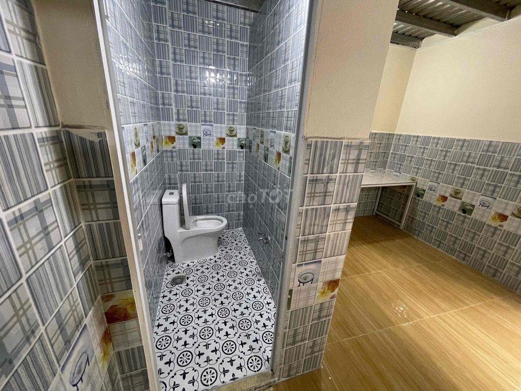 Nhà nhỏ 4x5, 1 lầu bê tông đúc suốt ở Phan Anh gần ngã tư 4 xã.