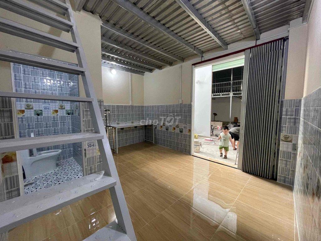 Nhà nhỏ 4x5, 1 lầu bê tông đúc suốt ở Phan Anh gần ngã tư 4 xã.