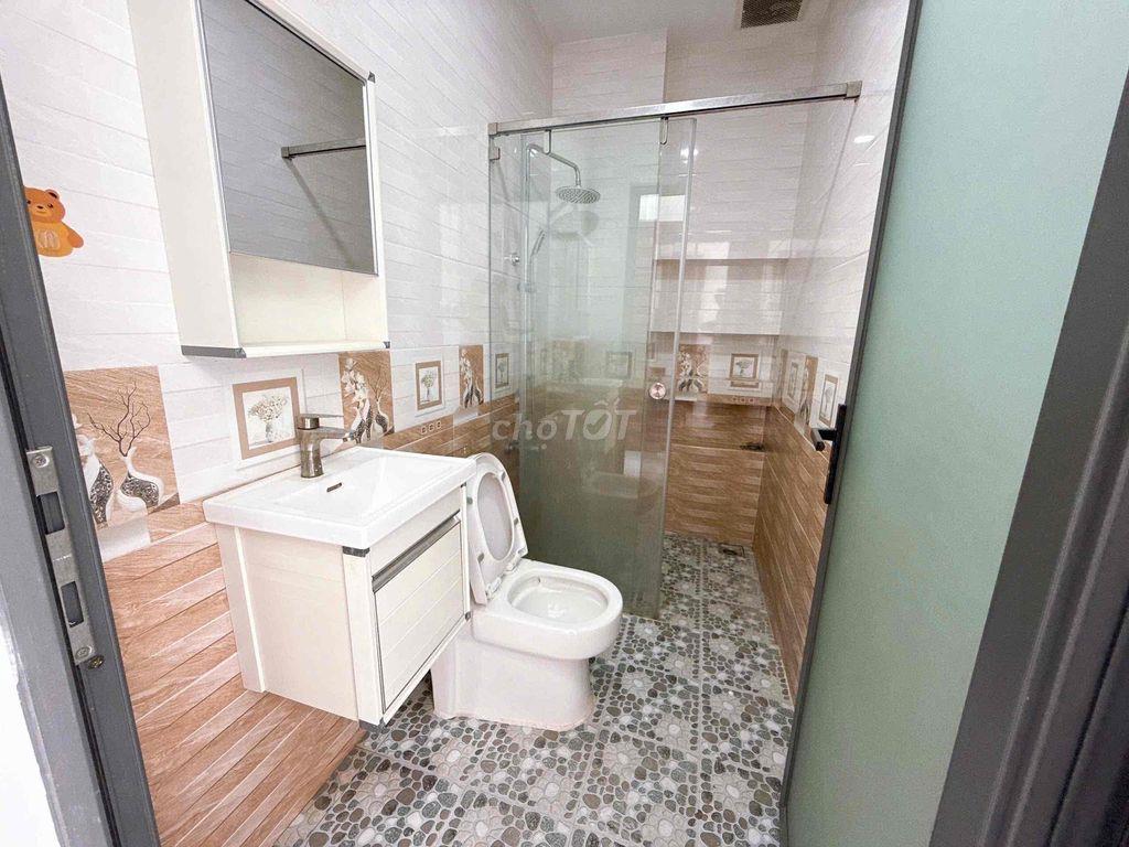 PHÒNG BAN CÔNG CỬA THOÁNG MáT