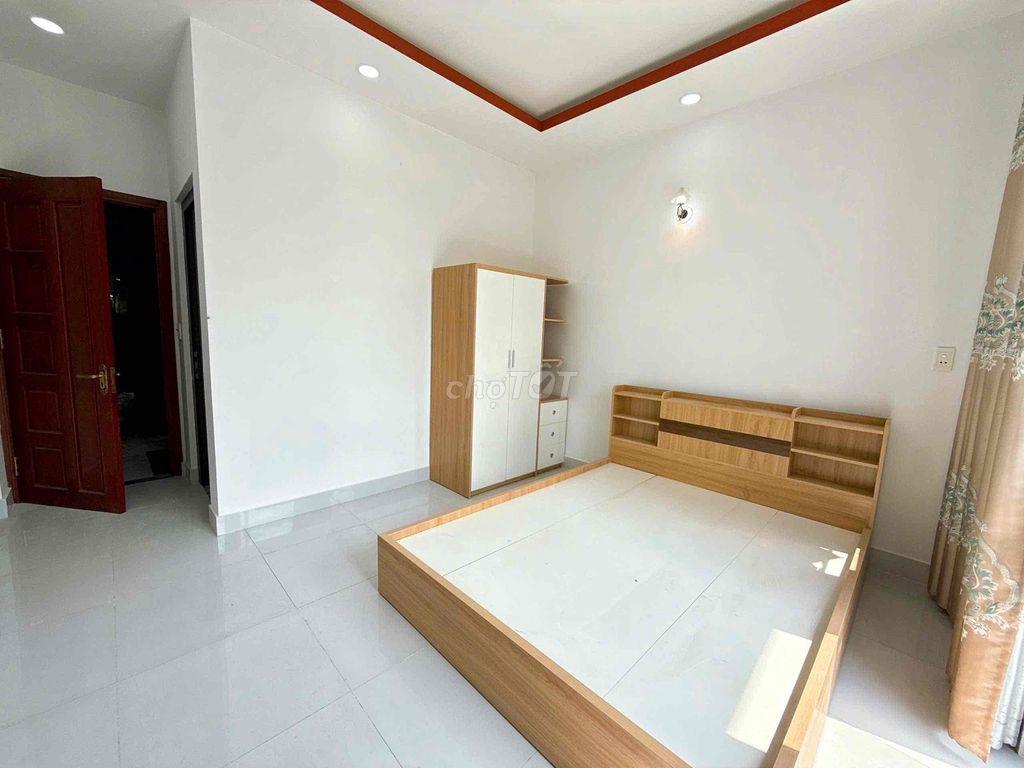 PHÒNG BAN CÔNG CỬA THOÁNG MáT