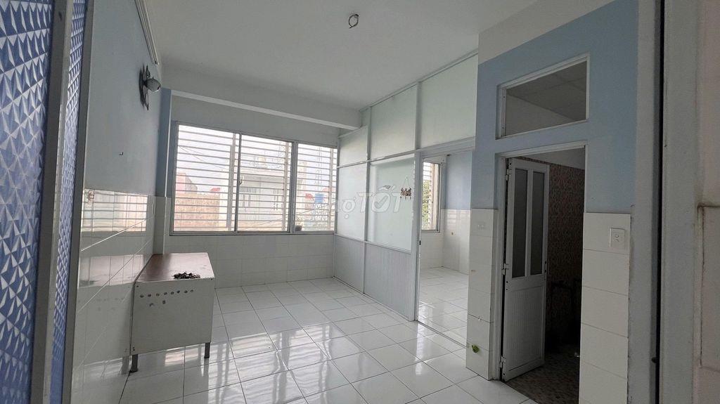THUÊ PHÒNG 25M² GẦN NGÃ TƯ BÀ ĐIỂM MÁY LẠNH, GIỜ TỰ DO