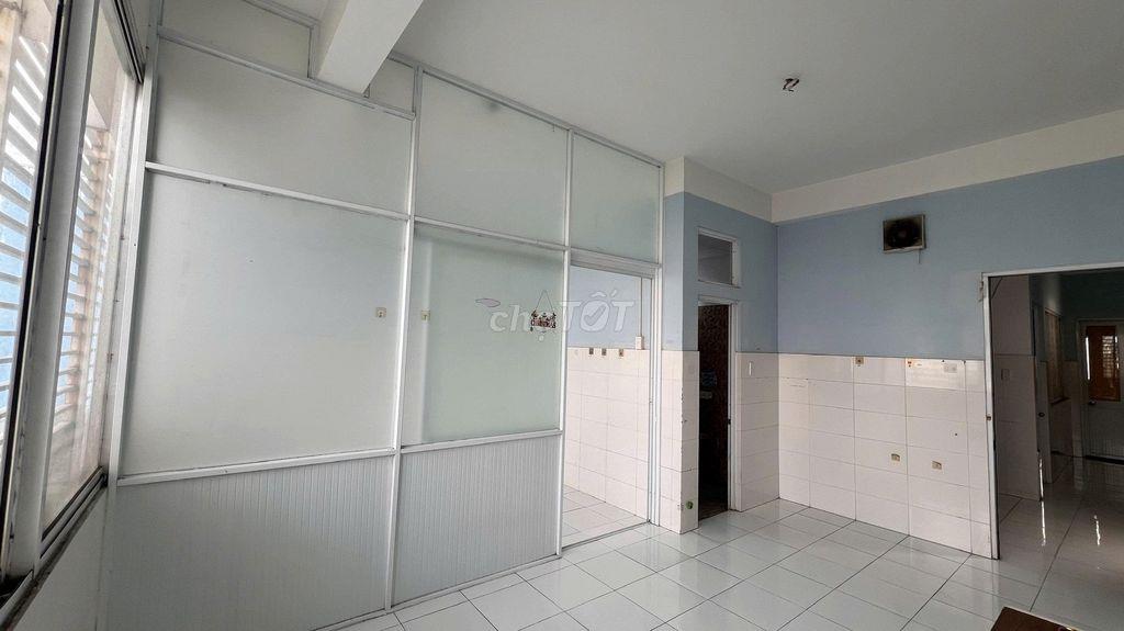 THUÊ PHÒNG 25M² GẦN NGÃ TƯ BÀ ĐIỂM MÁY LẠNH, GIỜ TỰ DO