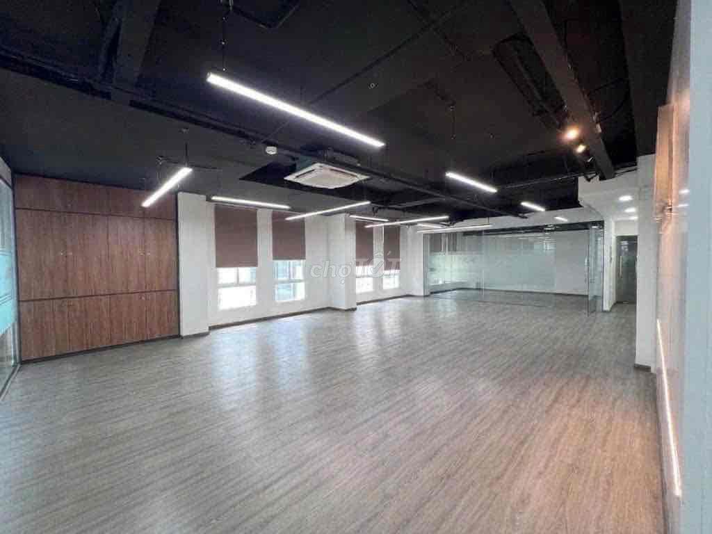VĂN PHÒNG 160m2 - SÀN SUỐT KHÔNG CỘT Q1