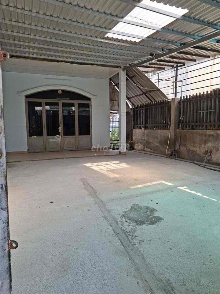 Cho thuê nhà nguyên căn có sân rộng