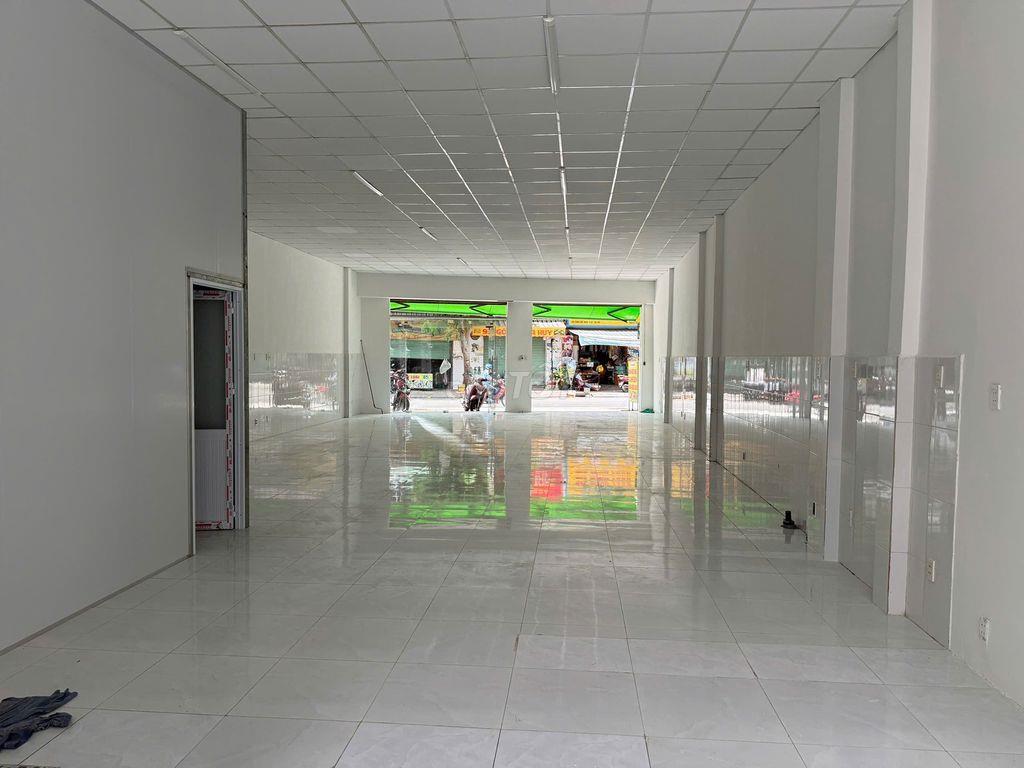 Nhà mặt tiền Phạm Văn Bạch to rộng - Vị trí thuận lợi cho gia đình