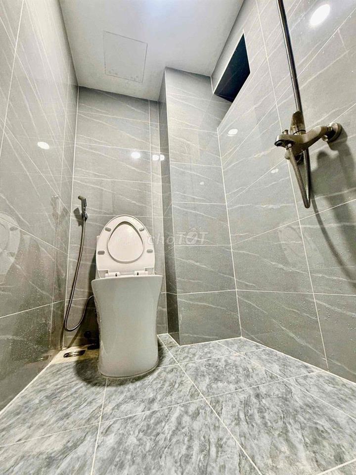 BÁN GẤP NHÀ 568 LẠC LONG QUÂN. GIÁ 2 tỷ NHỈNH