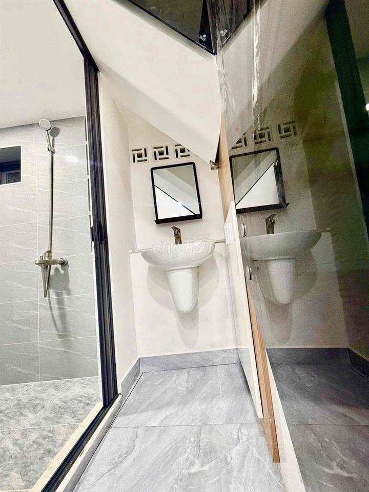BÁN GẤP NHÀ 568 LẠC LONG QUÂN. GIÁ 2 tỷ NHỈNH