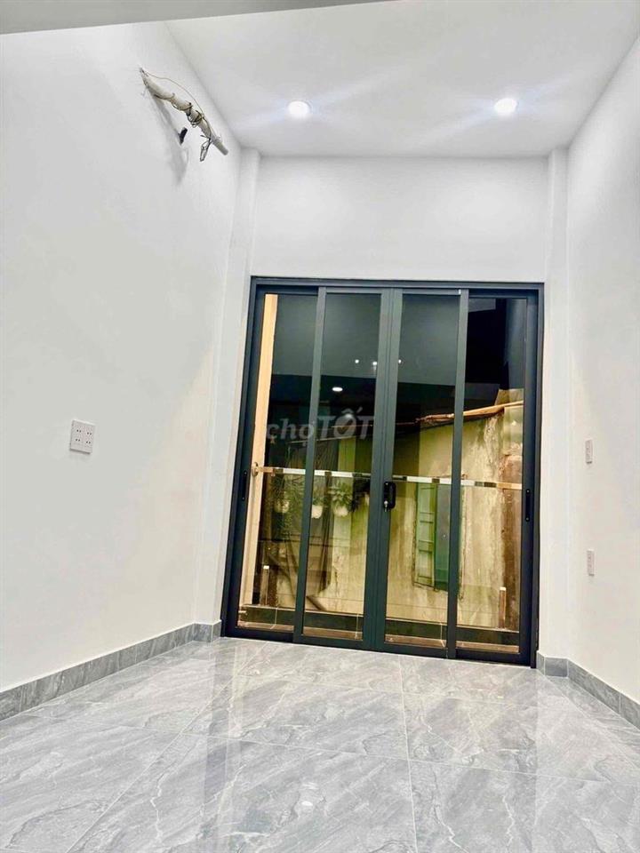 BÁN GẤP NHÀ 568 LẠC LONG QUÂN. GIÁ 2 tỷ NHỈNH