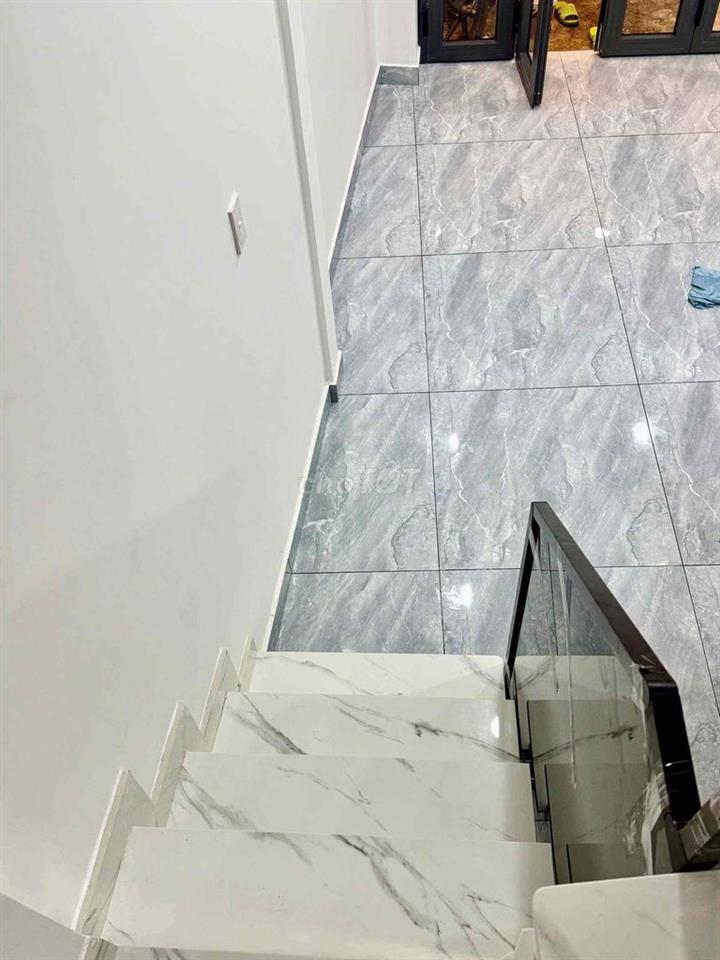 BÁN GẤP NHÀ 568 LẠC LONG QUÂN. GIÁ 2 tỷ NHỈNH