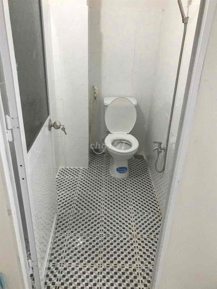 Phòng nội thất sẵn, Ở liền được. 409/2 Hoà Hảo.  Cách UEH cơ sở B 230m