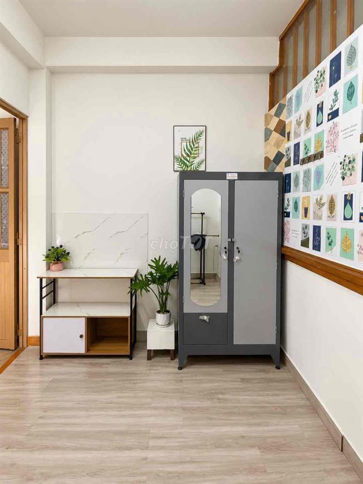 Phòng nội thất sẵn, Ở liền được. 409/2 Hoà Hảo.  Cách UEH cơ sở B 230m