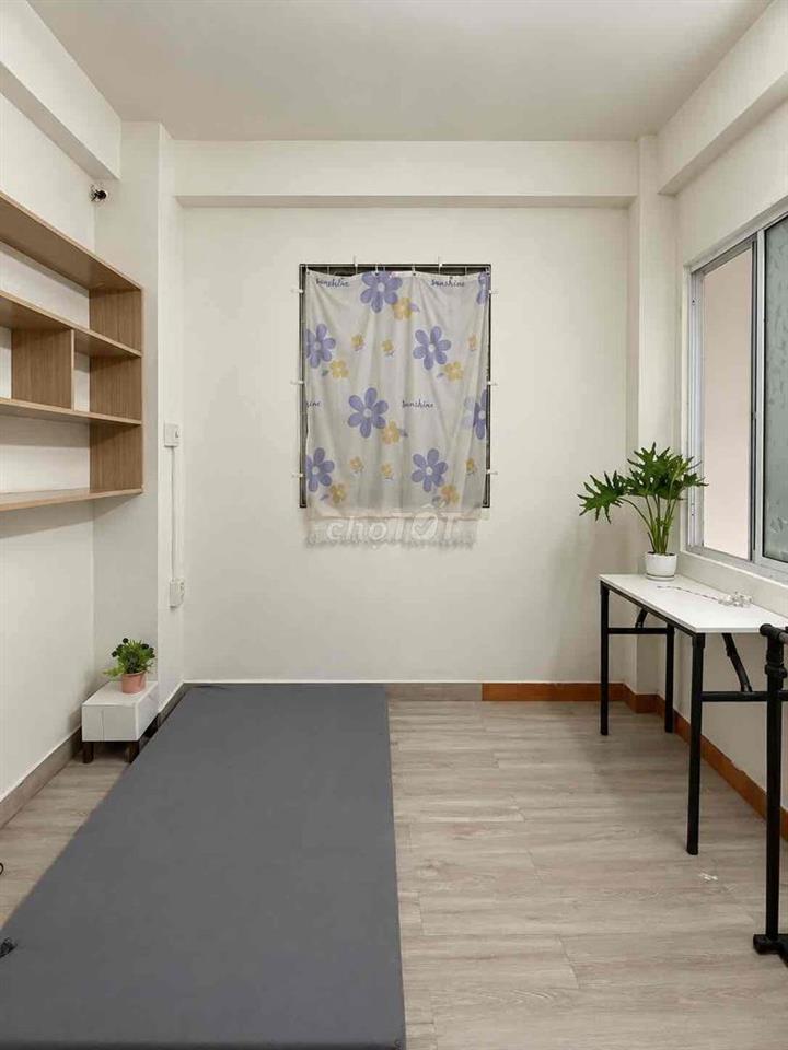 Phòng nội thất sẵn, Ở liền được. 409/2 Hoà Hảo.  Cách UEH cơ sở B 230m
