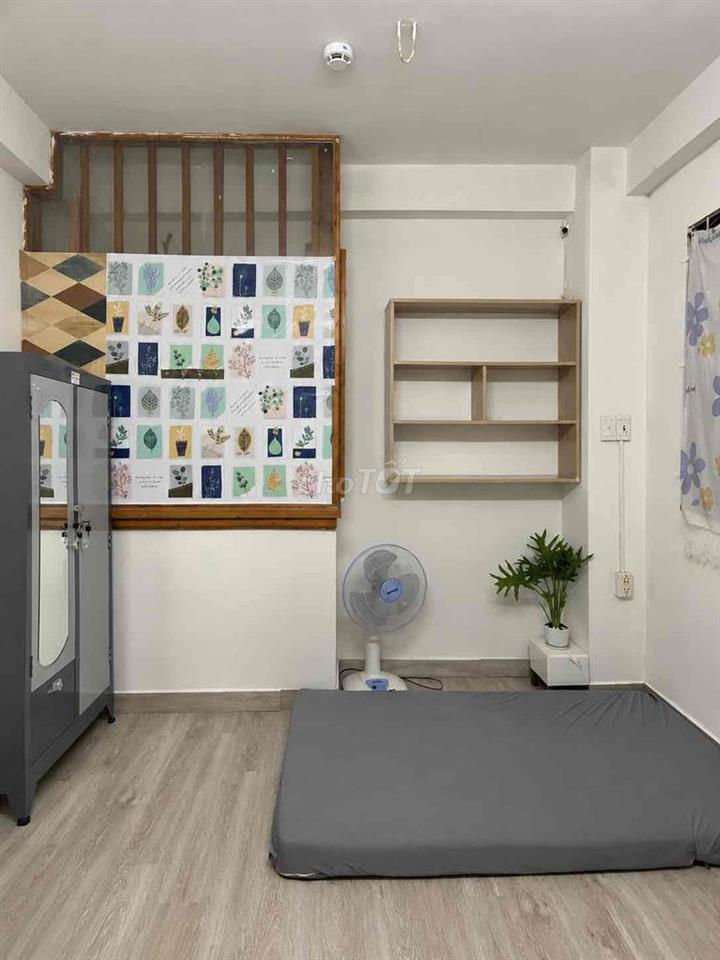 Phòng nội thất sẵn, Ở liền được. 409/2 Hoà Hảo.  Cách UEH cơ sở B 230m
