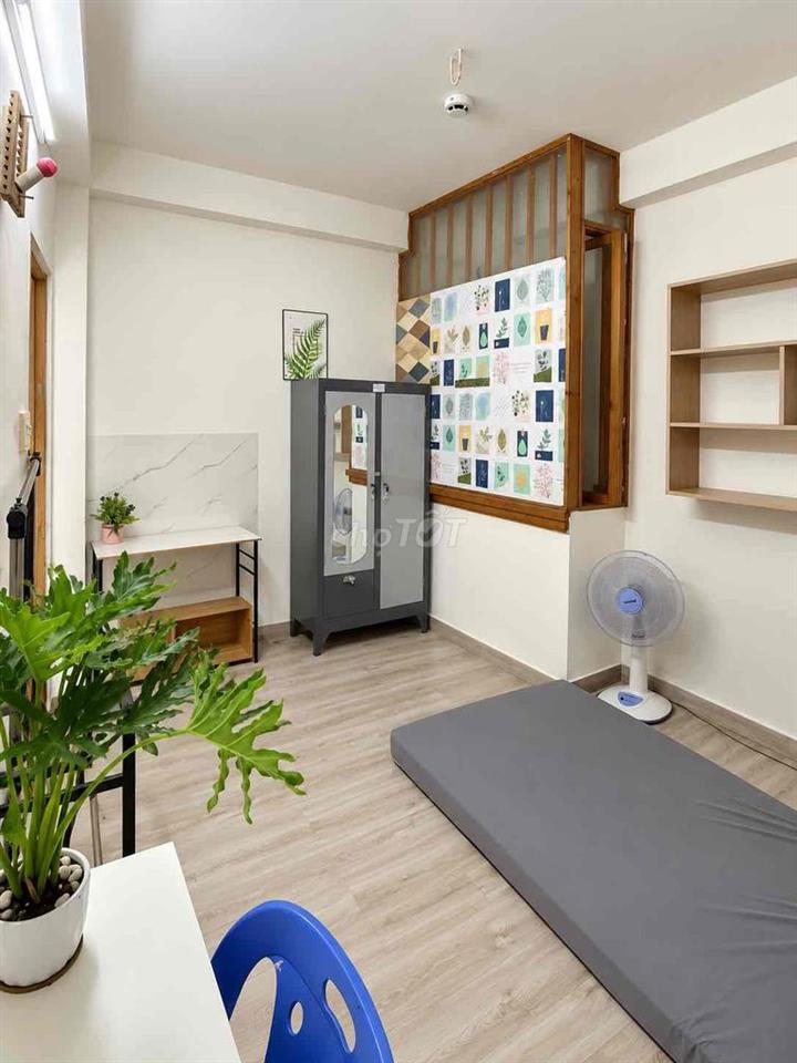 Phòng nội thất sẵn, Ở liền được. 409/2 Hoà Hảo.  Cách UEH cơ sở B 230m
