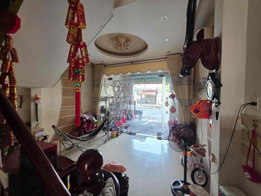 cần Bán Gấp nhà Mặt tiền Phan Đình Giót