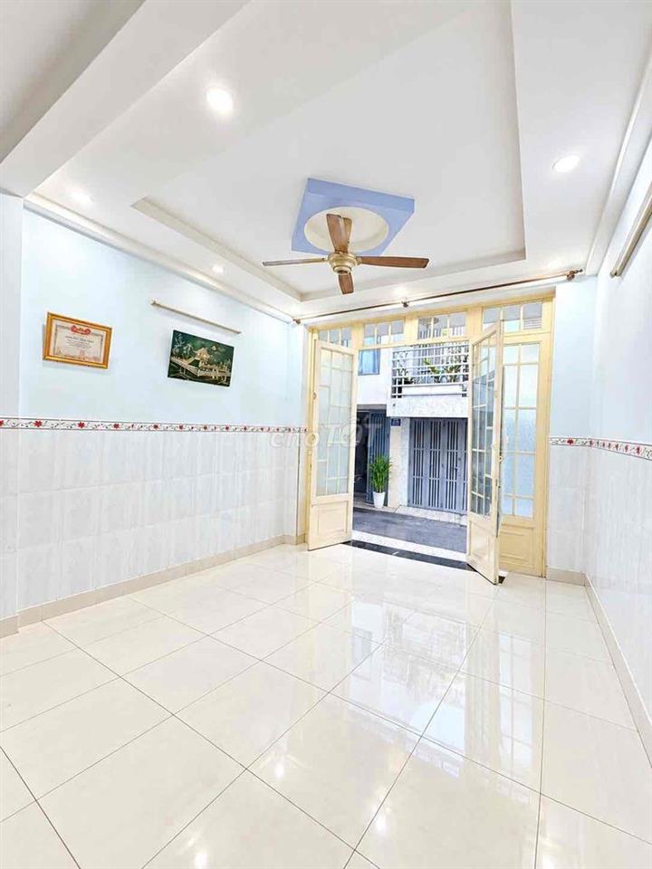 3.950 tỷ .ô tô quay đầu. hoà bình tô hiệu