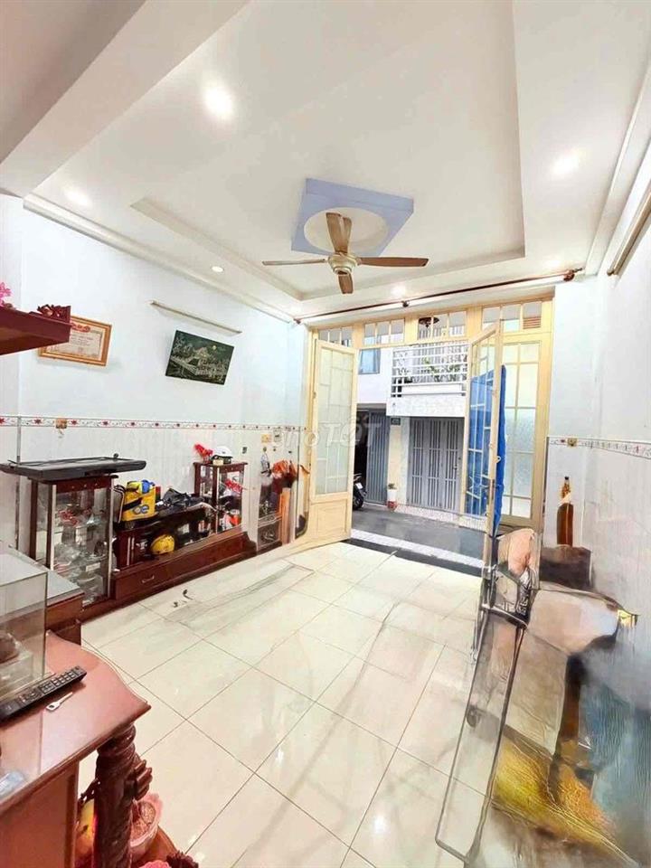 3.950 tỷ .ô tô quay đầu. hoà bình tô hiệu