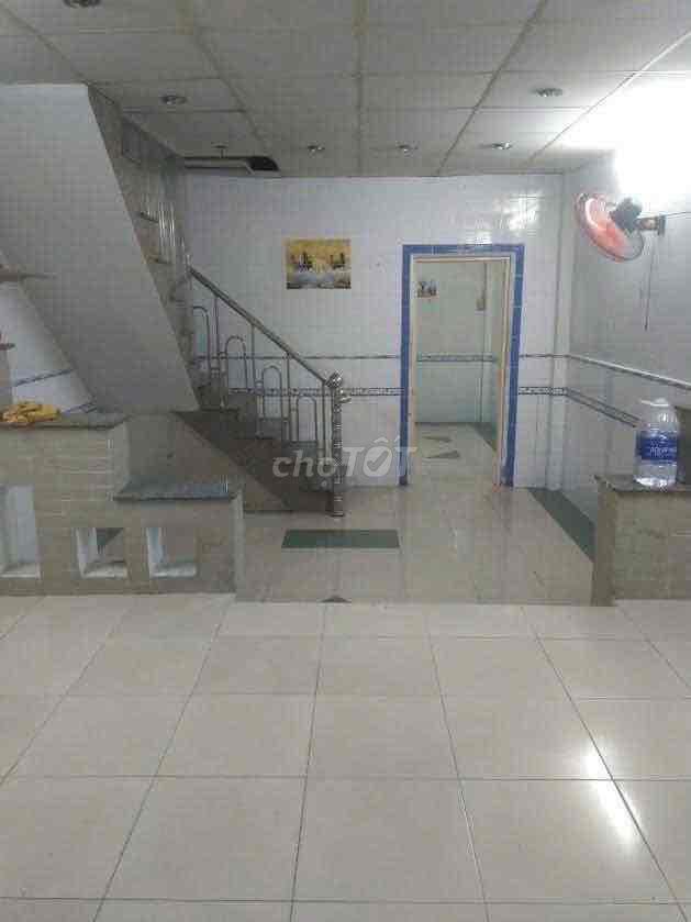 3.950 tỷ .ô tô quay đầu. hoà bình tô hiệu