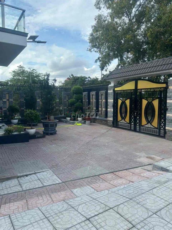 Cho thuê nhà 1 tret+1 lầu, dtsd:300m2, kho : 500m2