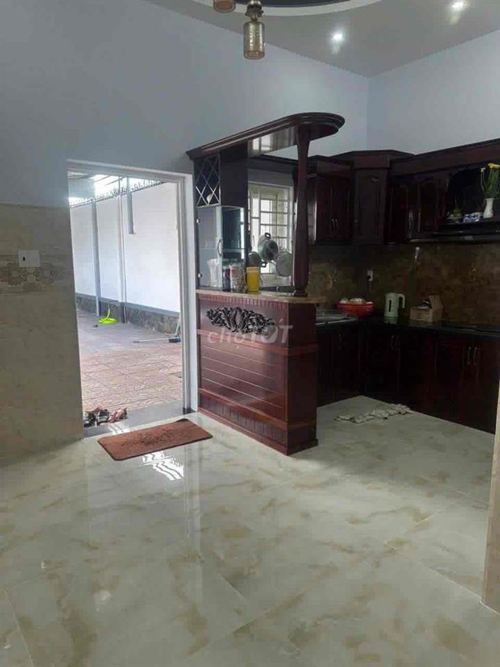 Cho thuê nhà 1 tret+1 lầu, dtsd:300m2, kho : 500m2