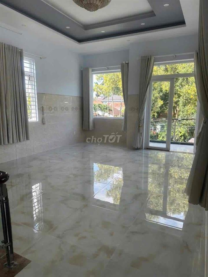 Cho thuê nhà 1 tret+1 lầu, dtsd:300m2, kho : 500m2