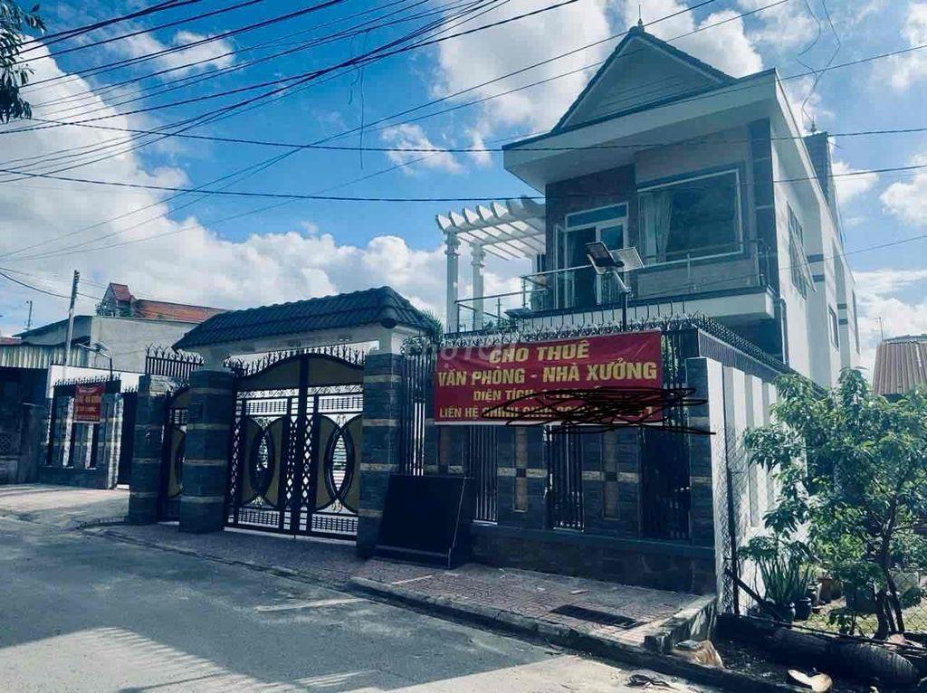 Cho thuê nhà 1 tret+1 lầu, dtsd:300m2, kho : 500m2
