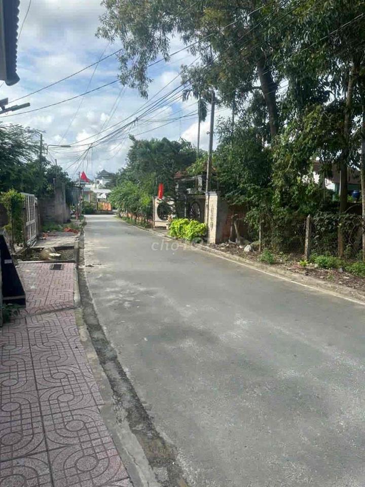 Cho thuê nhà 1 tret+1 lầu, dtsd:300m2, kho : 500m2
