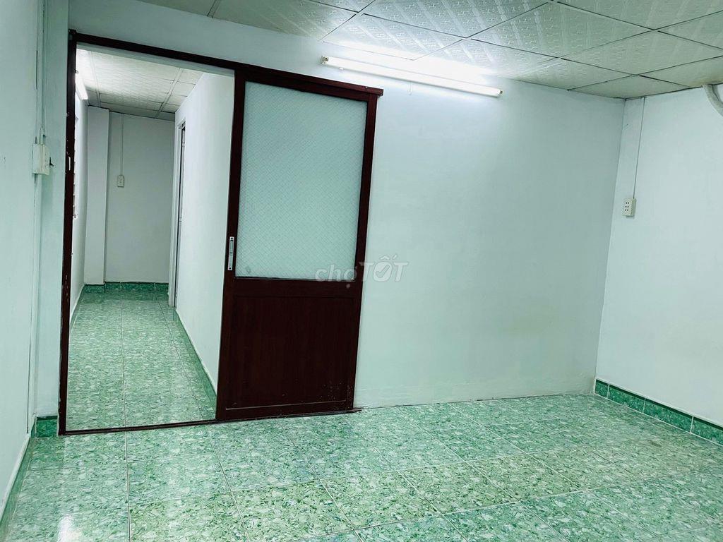 Nhà cho thuê giá rẻ, vô ở liền, gần đường Trường Chinh.