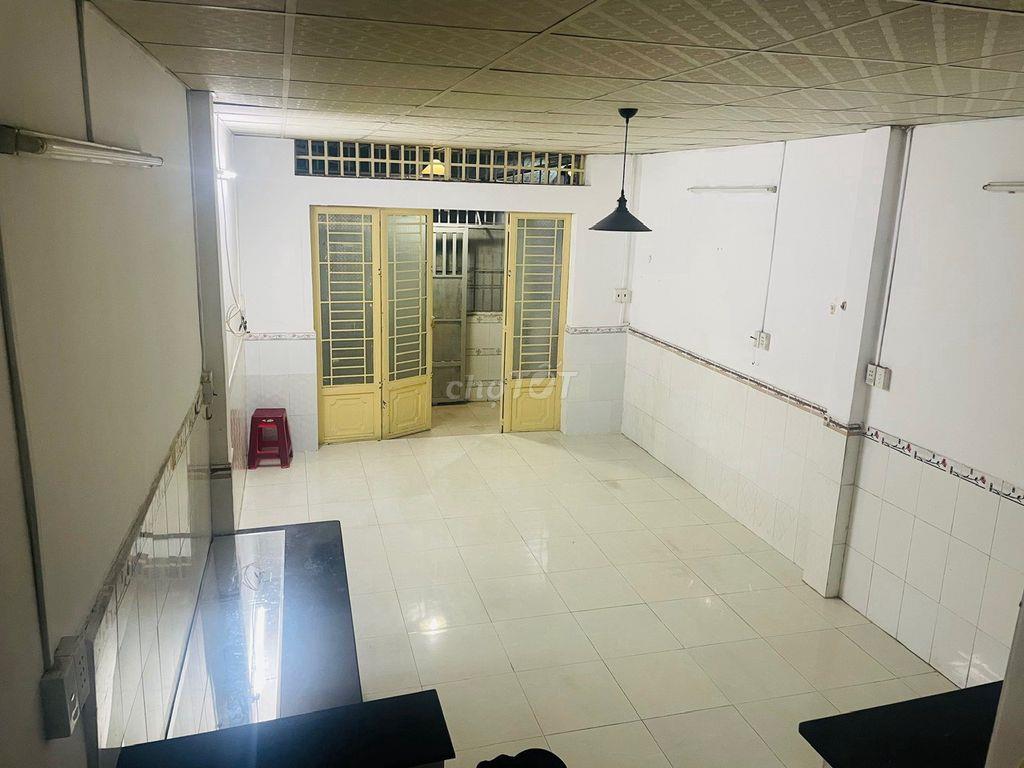 Nhà cho thuê giá rẻ, vô ở liền, gần đường Trường Chinh.