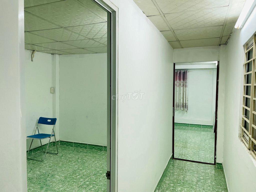 Nhà cho thuê giá rẻ, vô ở liền, gần đường Trường Chinh.