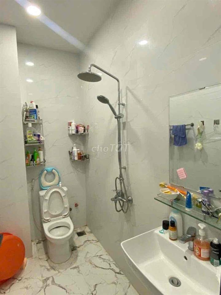 cho thuê nhà mới hẻm lớn, gần chợ bình long