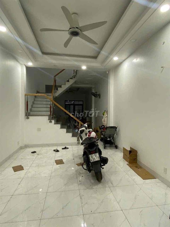 cho thuê nhà mới hẻm lớn, gần chợ bình long