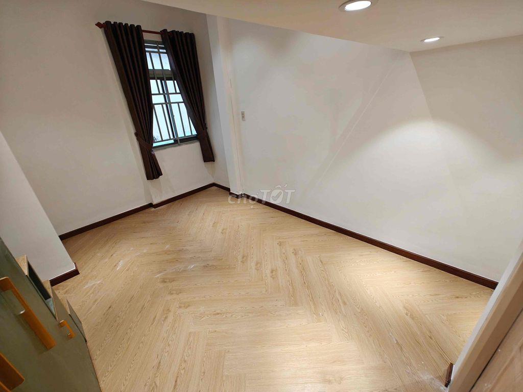 DUPLEX RỘNG CỬA SỔ THOÁNG GẦN NGUYỄN VĂN TRỖI
