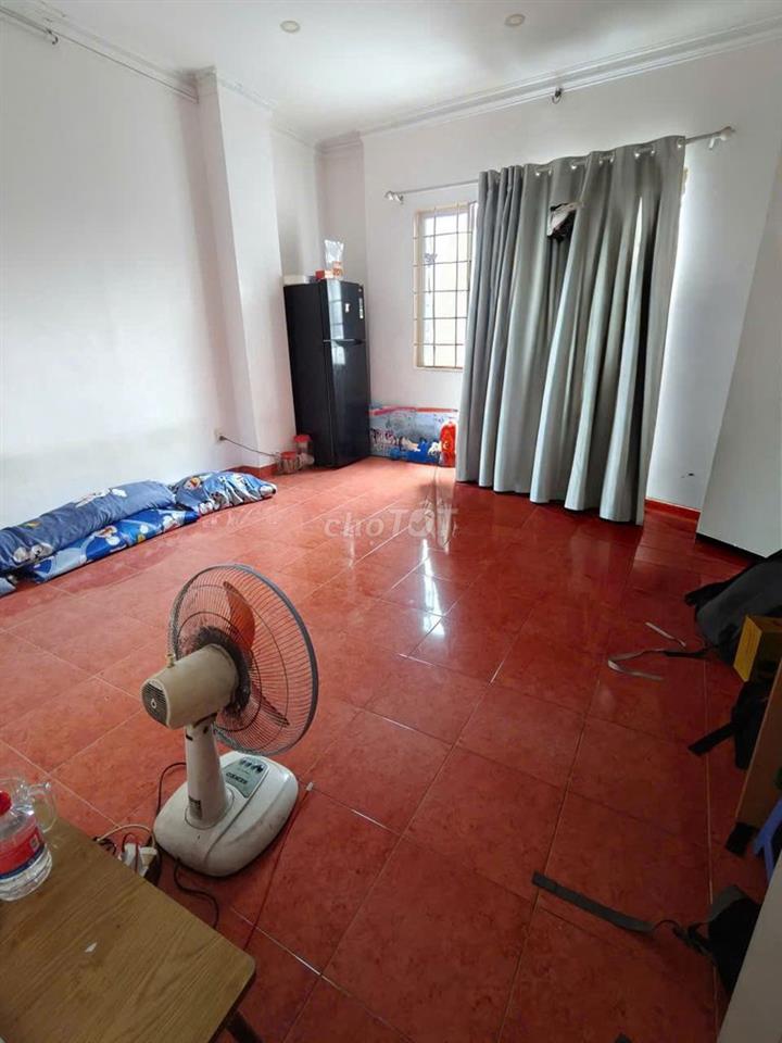 Nhà ngay mặt tiền. Gần chợ.siêu thị kế bên. Ngay trung tâm dễ di chuyể