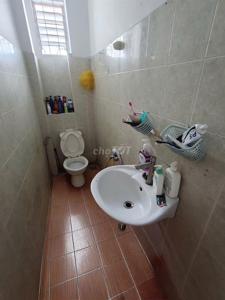 Nhà ngay mặt tiền. Gần chợ.siêu thị kế bên. Ngay trung tâm dễ di chuyể