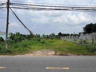 cần bán 320m2 , 690tr , mặt tiền đường nhựa lớn , cạnh chợ việt kiều ,