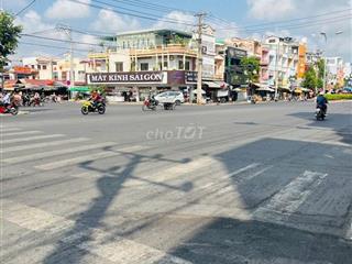 Bán nhà 3 mặt tiền đường lớn - Thị trấn Cần Đước