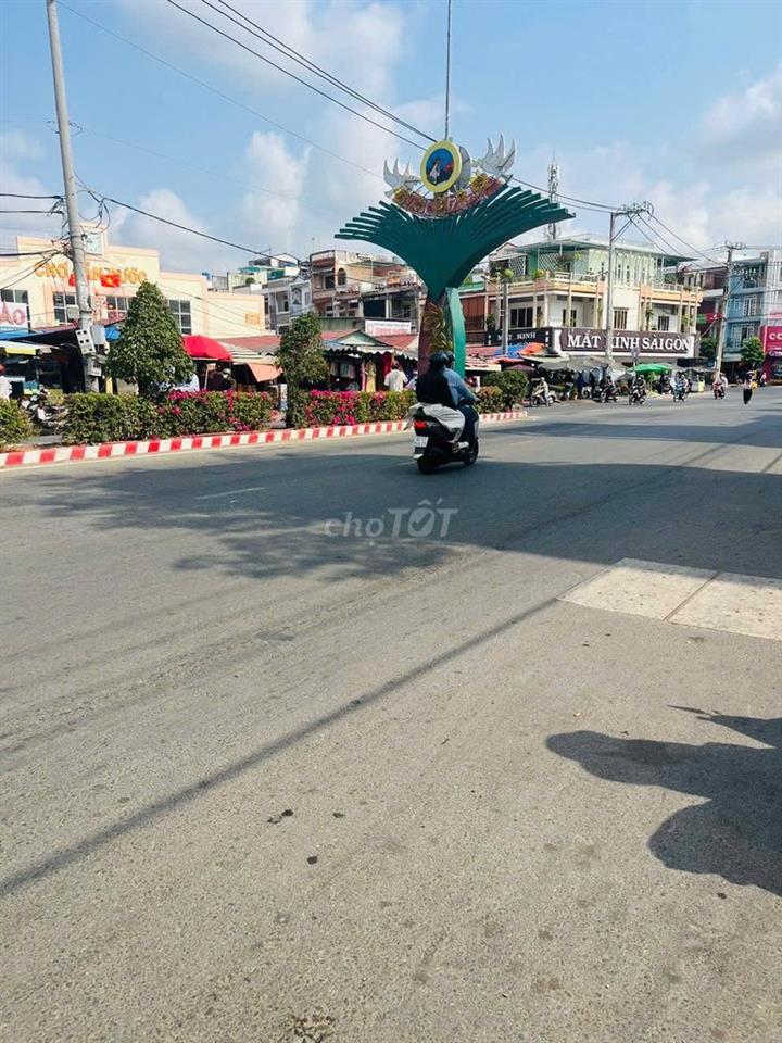 Bán nhà 3 mặt tiền đường lớn - Thị trấn Cần Đước