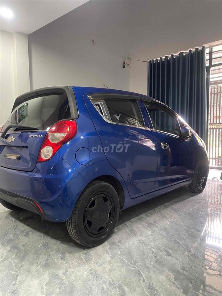 nhà đẹp xe hơi đậu trong nhà