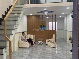 nhà đẹp xe hơi đậu trong nhà