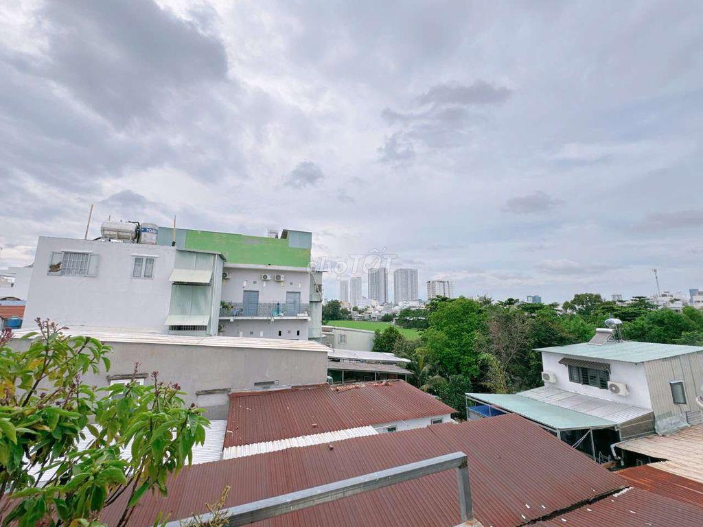 PHÒNG BAN CÔNG Ở TRUNG TÂM THÀNH GẦN TDT UFM LOTTE TIỆN ĐI Q4 Q1