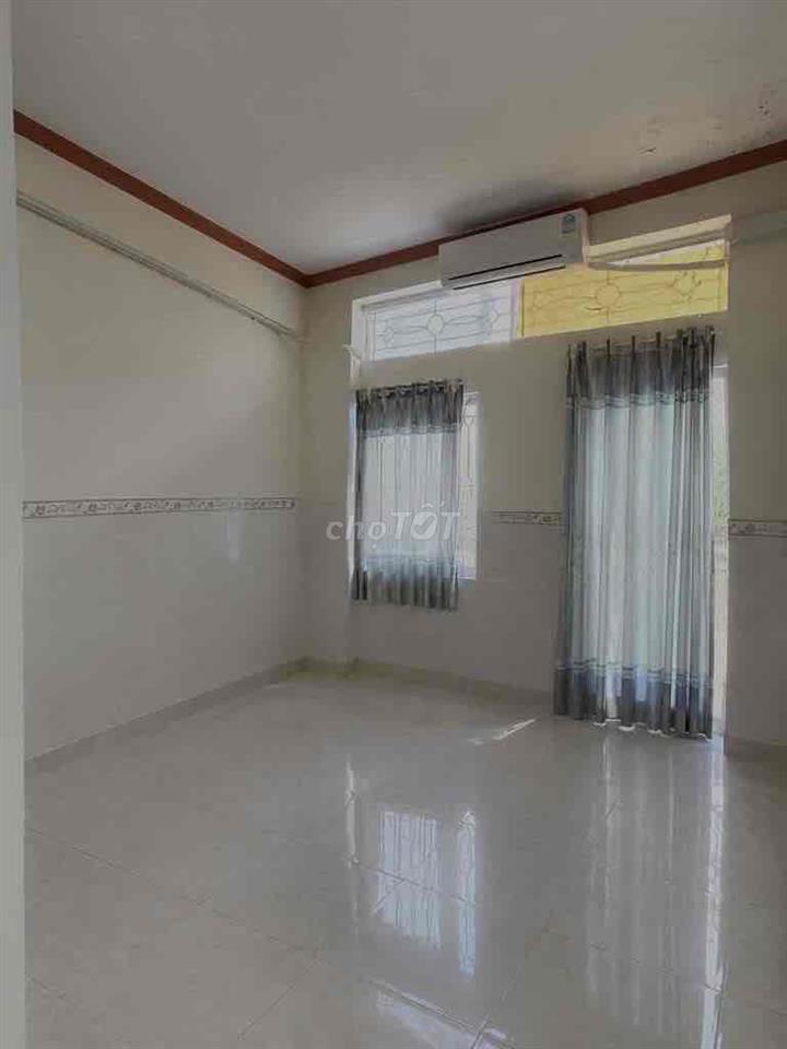 40 m² (Ngang 4m x Dài 10m), 1 trệt 2 lầu,  3 pn, 3 wc.