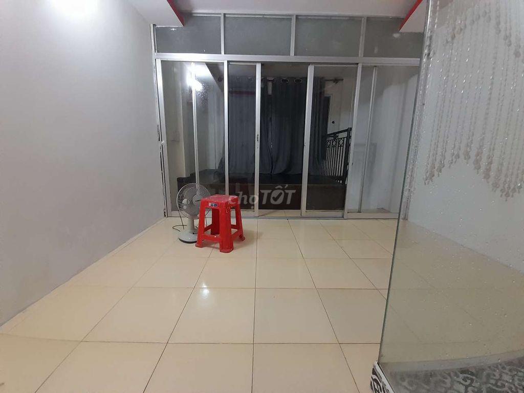 cho thuê nhà 1 trệt 1 lầu có ban công trồng rau