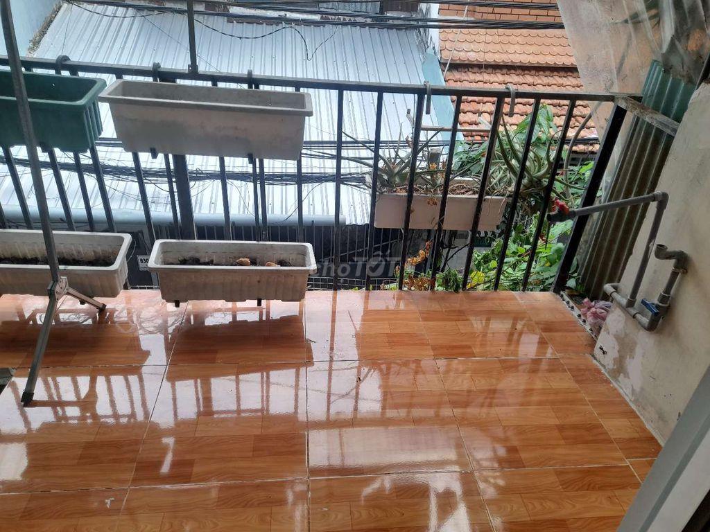 cho thuê nhà 1 trệt 1 lầu có ban công trồng rau