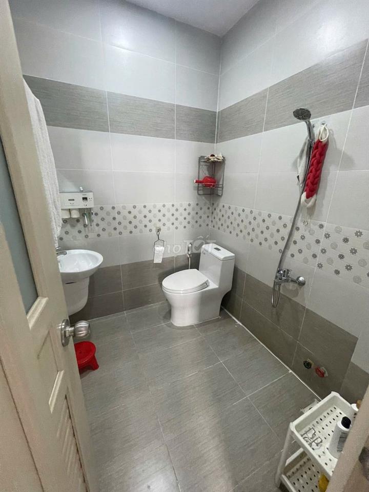 Nhà nguyên căn 100m² full nội thất, điện mặt trời, sân ô tô có mái che